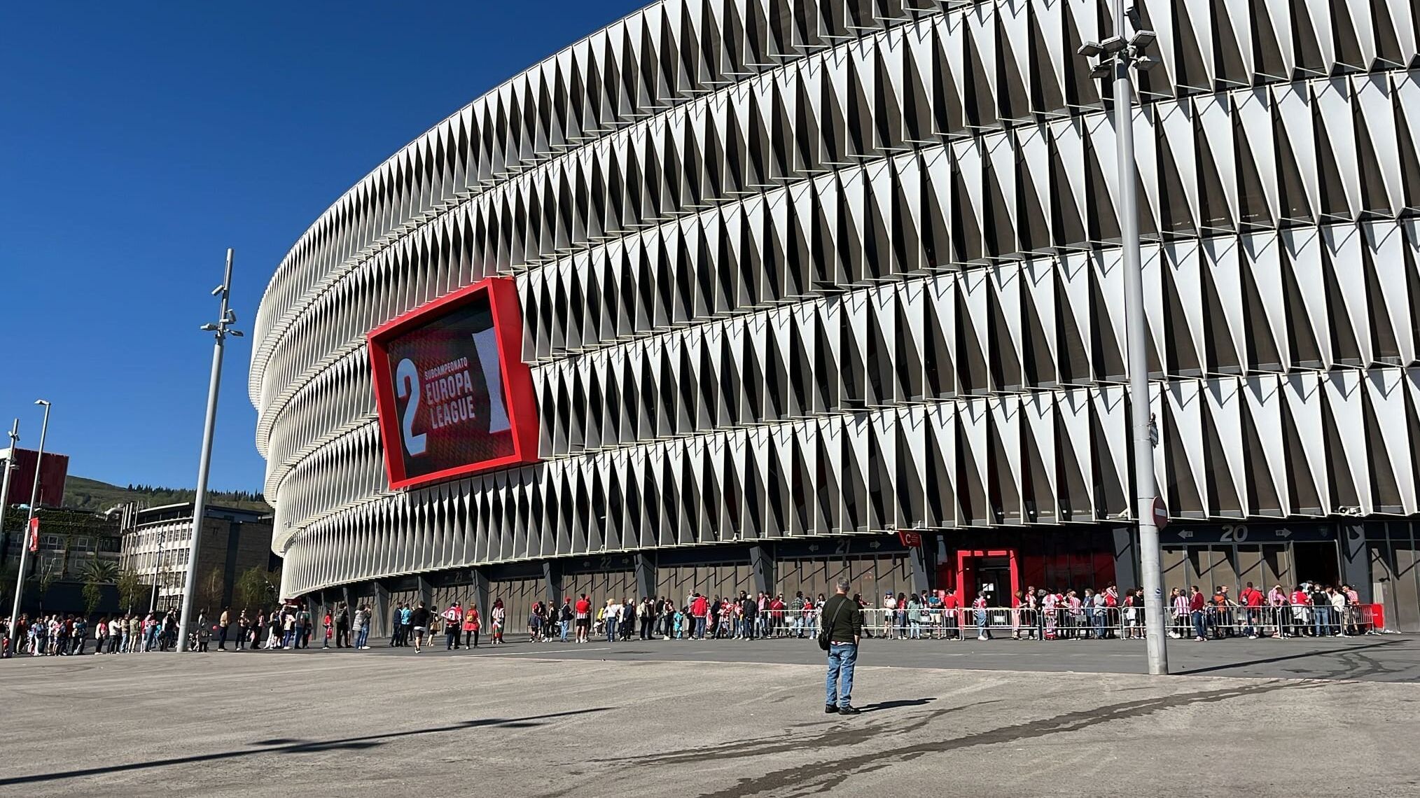 Los aficionados han aguardado más de hora y media de cola para fotografiarse con la Copa