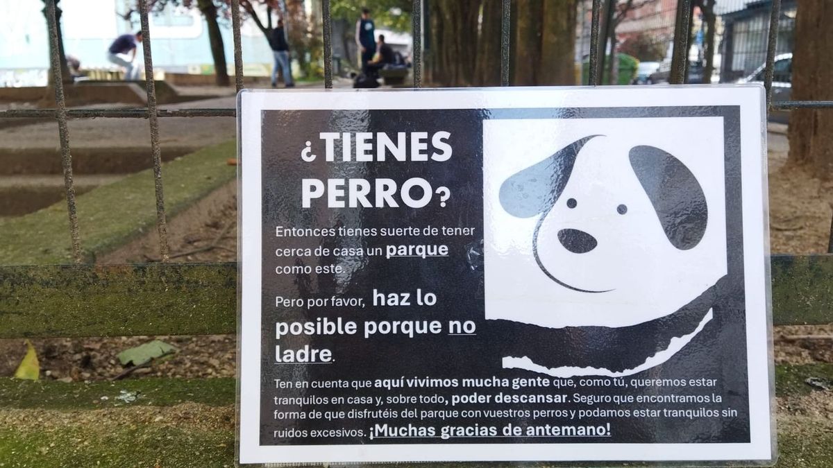 Un anónimo ha puesto este cartel en el parque Camilo José Cela de Vigo, Pontevedra