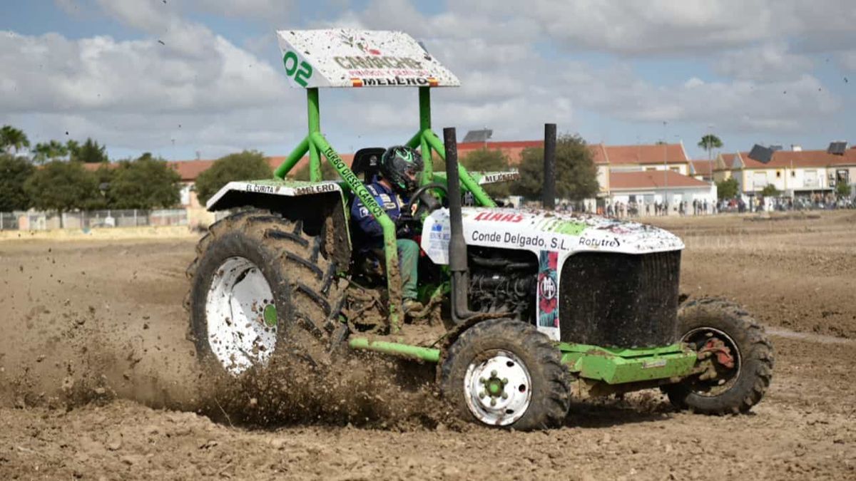 Un tractor participa en una carrera en Guadalcacín (2023)