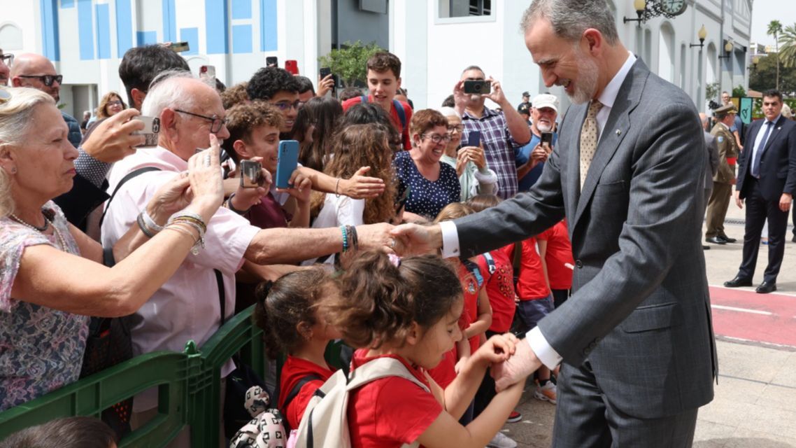 Una niña pellizca al rey en Canarias