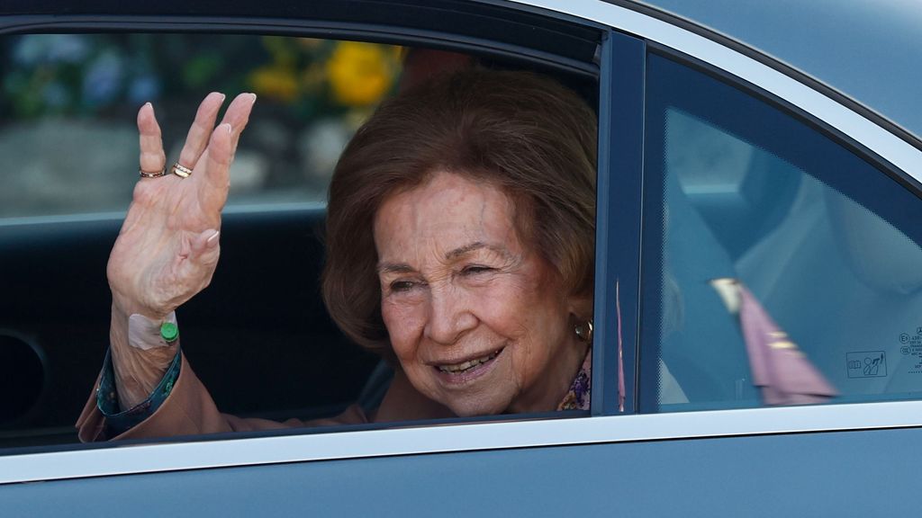 La reina Sofía recibe el alta y abandona la Clínica Ruber de Madrid