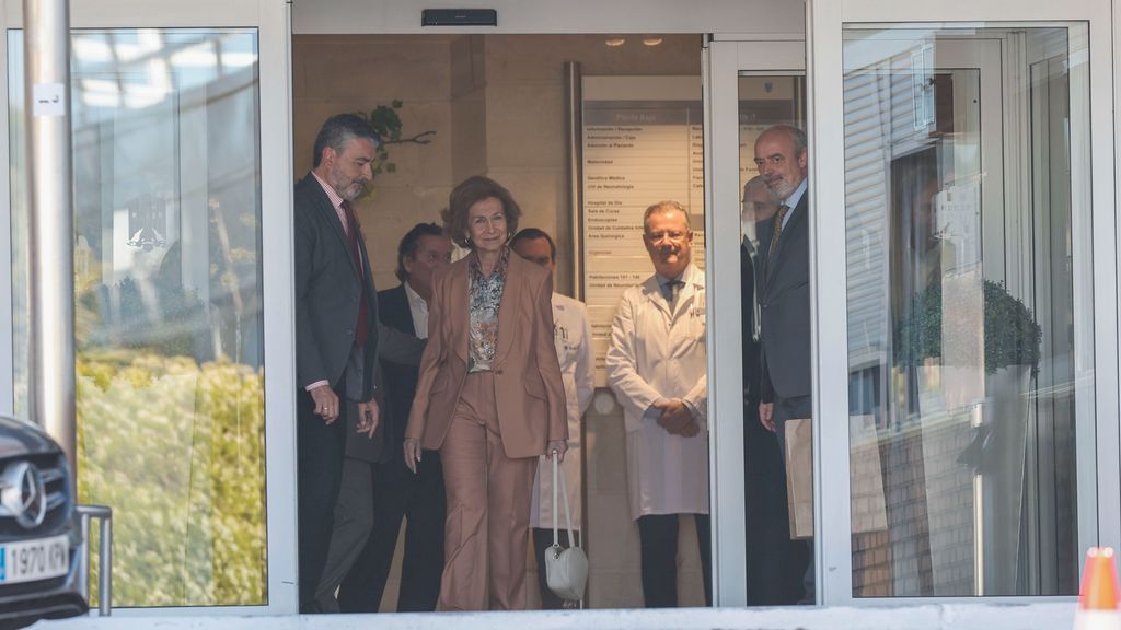 La reina Sofía a su salida este sábado de la clínica Ruber Internacional de Madrid