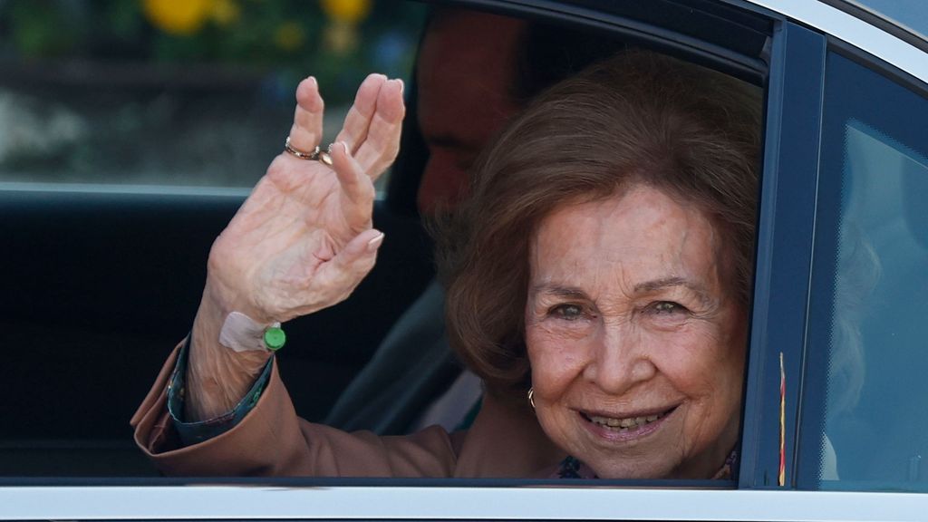 La Reina Sofía recibe el alta hospitalaria tras cuatro días ingresada: "Estoy muy bien, como nueva"