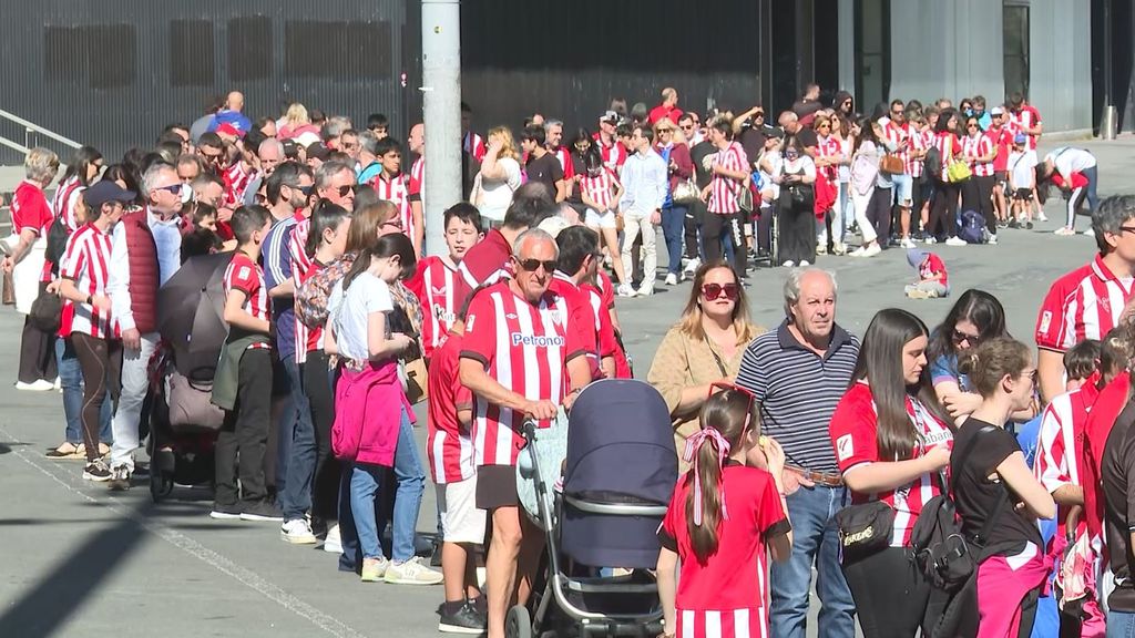 Siguen las colas desde primera hora para fotografiarse con la Copa del Rey en Bilbao
