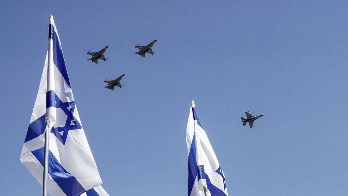 Aviones de combate de Israel junto a la bandera del país