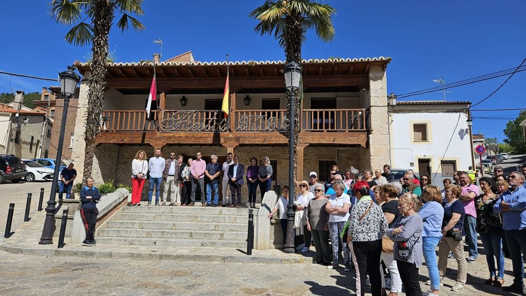 Chiloeches guarda un minuto de silencio entre la conmoción de sus vecinos por la muerte de una familia