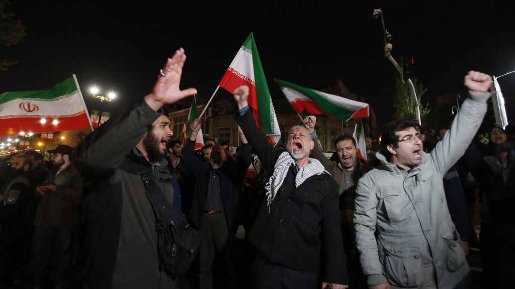 Cientos de iraníes han salido a las calles a celebrar el ataque a Israel