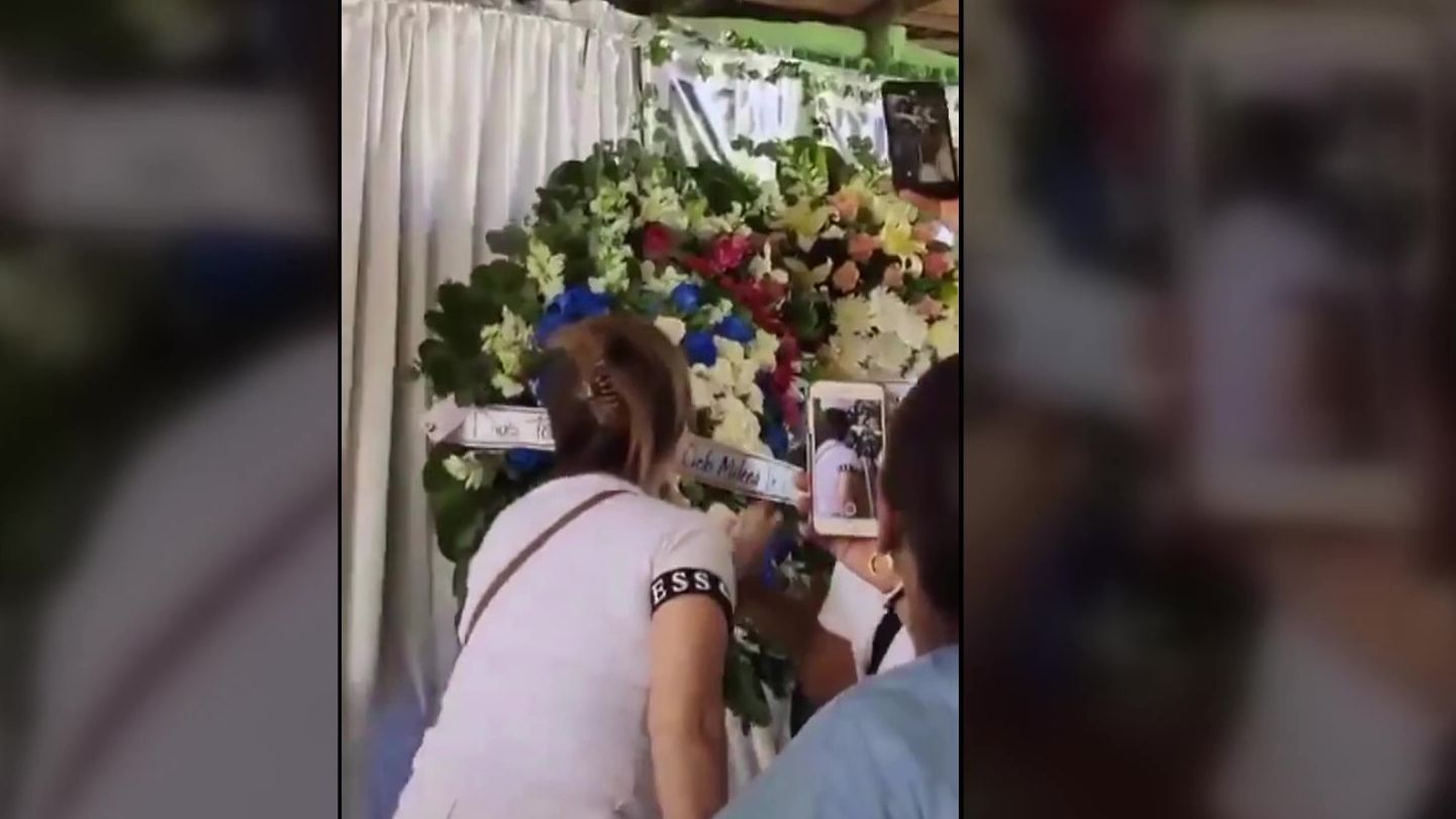 Una corona fúnebre siembra el pánico al balancearse sola durante un velatorio en República Dominicana