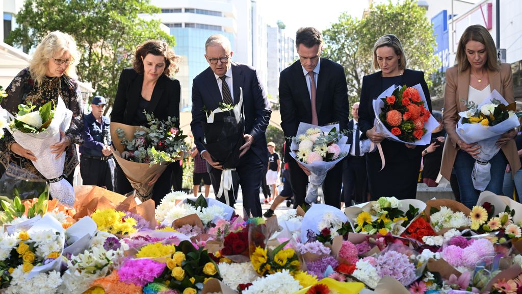 Ofrenda floral a las puertas del centro comercial donde un hombre mató a seis personas en Australia