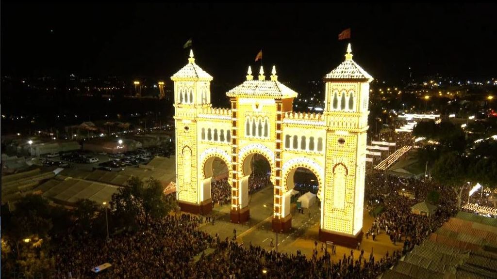 Sevilla se llena de luz y 'pescaíto' en el inicio de la Feria de Abril