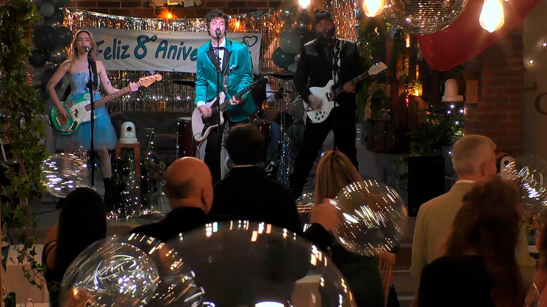 Actuación de La La Love You durante su cita en 'First Dates'