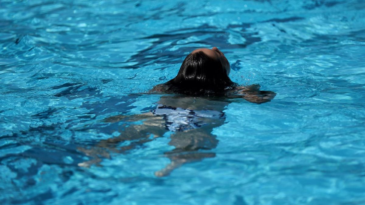 Cataluña permitirá llenar piscinas públicas y privadas si actúan como refugio climático