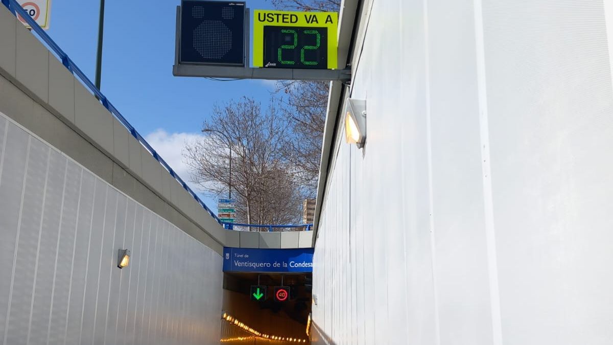 Cinco túneles de Madrid estrenan paneles que avisan a los conductores si exceden la velocidad