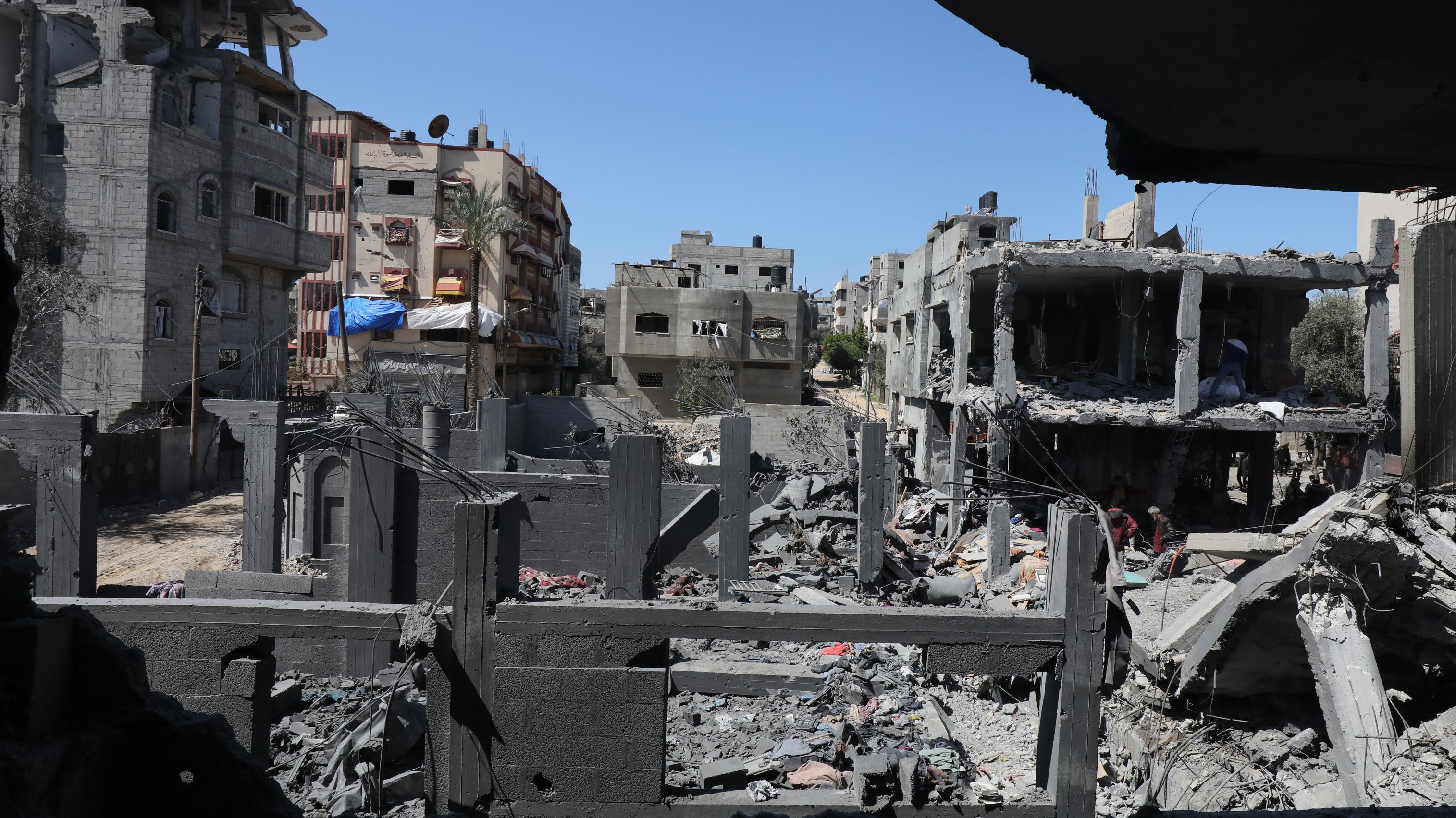 El Gobierno de Gaza alerta del grave riesgo sanitario por los "cientos" de fosas comunes y la basura en Gaza