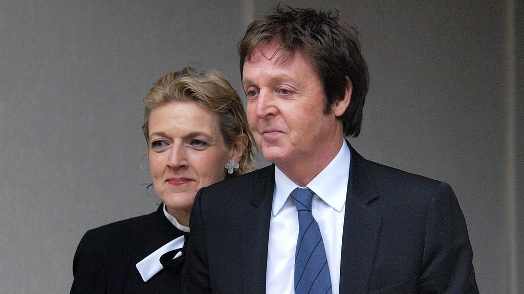 En el juicio por el divorcio de Paul McCartney y Heather Mills, esta le arrojó una jarra de agua a Fiona Shackleton