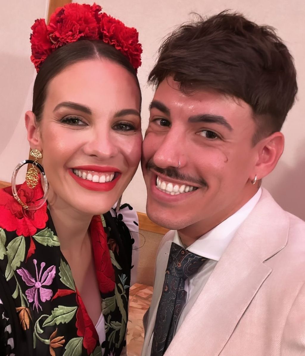 Jessica Bueno y Luitingo se hacen un selfie en la Feria de Sevilla