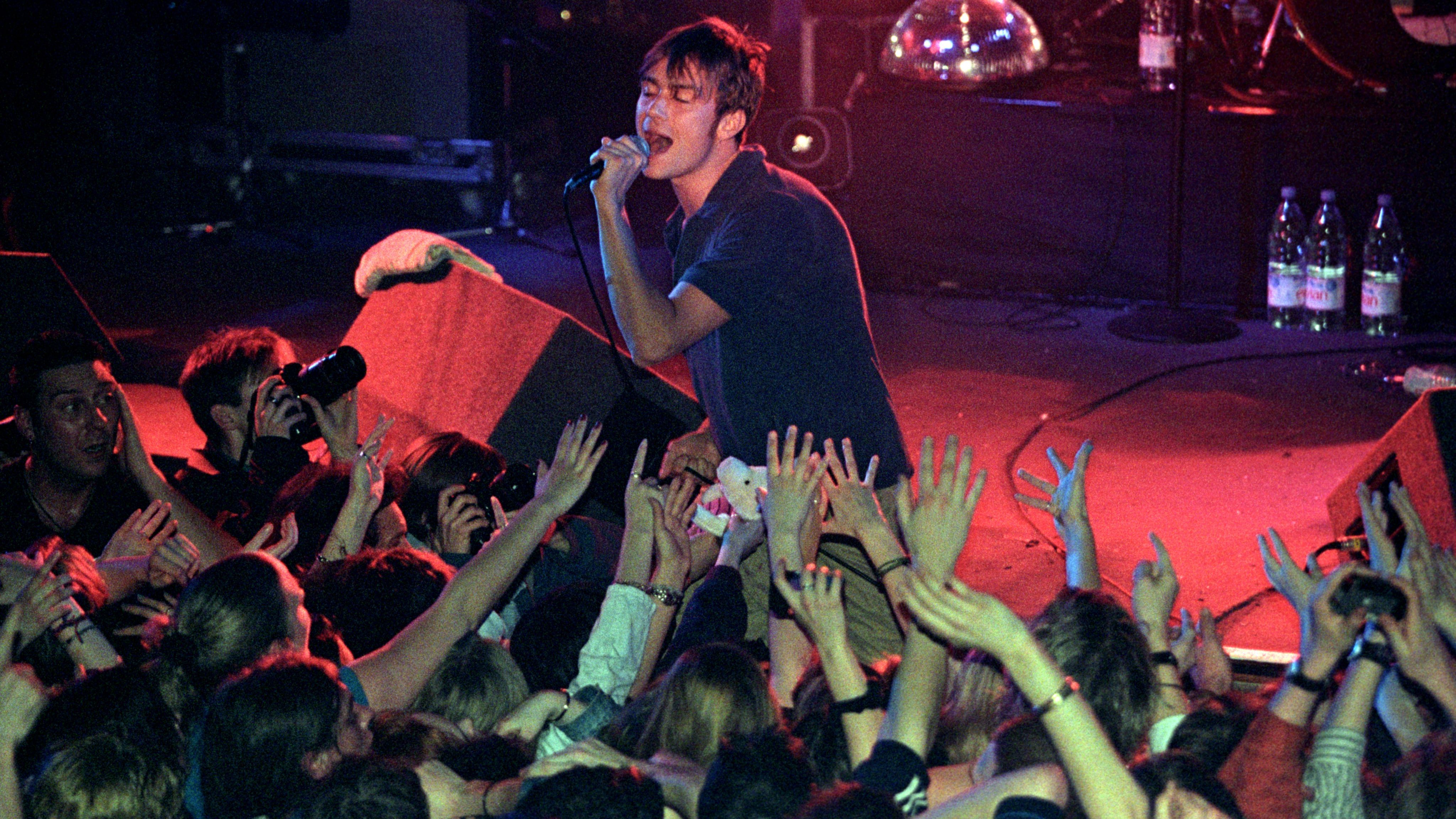 Los buenos tiempos. Damon Albarn al fente de Blur en 1997. Eso que ves son manos que era algo que teníamos en lugar de móviles.