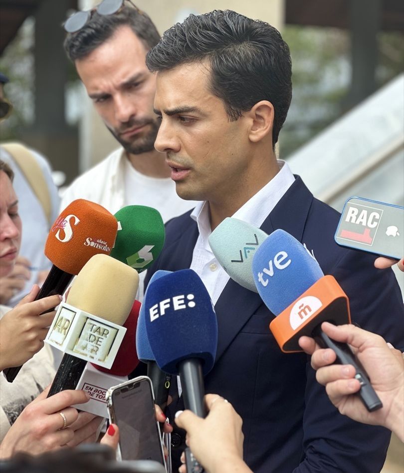 Ospina, abogado de la familia Arrieta, atendiendo a los medios