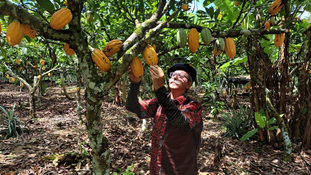 Rafa Gorrotxategi en una plantación de cacao