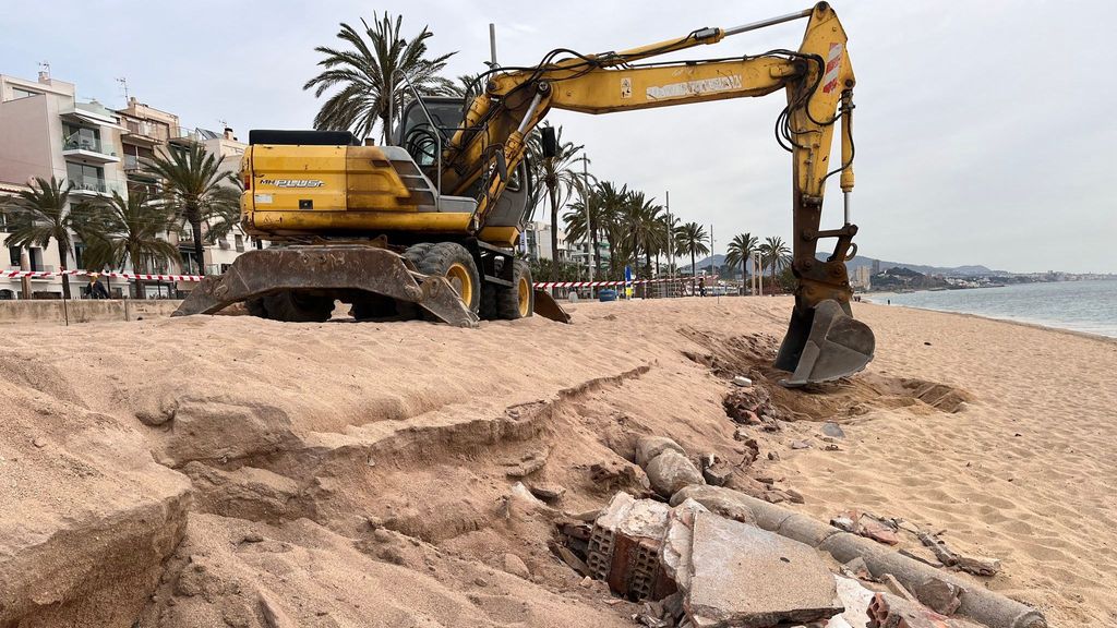 Retiran los restos de edificaciones en la playa de Badalona