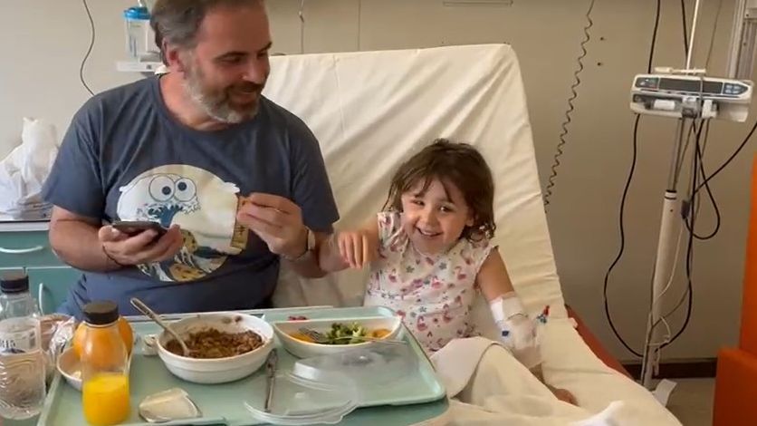 Sara, la niña operada de una aguja en el cerebro, baila tras la intervención