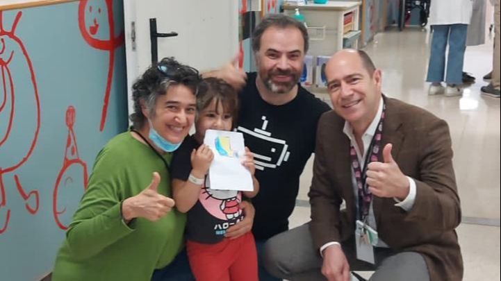 Sara junto a sus padres y el personal del Hospital Sant Joan de Déu