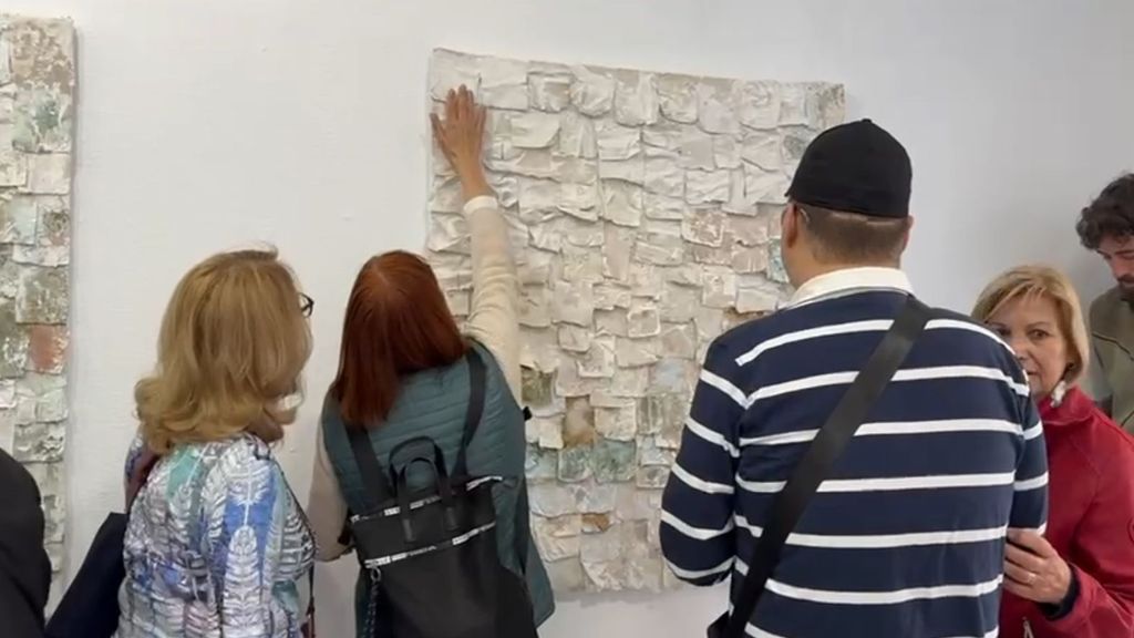 Una galería de Valencia ha inaugurado la primera exposición de arte táctil inclusivo para invidentes