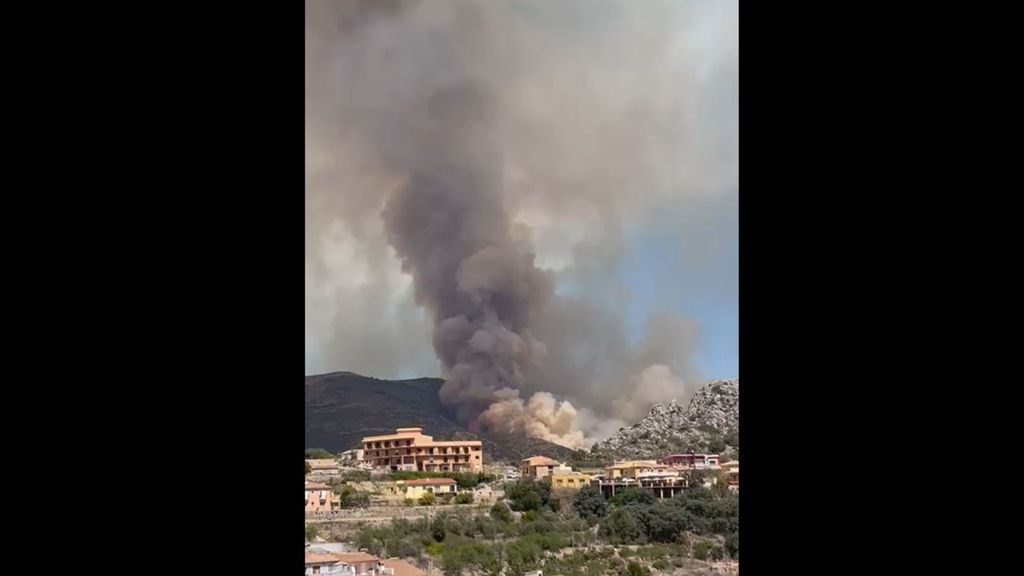 Un incendio desatado en la Serra Ferrer, entre Tárbena y Xaló, ha obligado a desalojar preventivamente a 180 personas