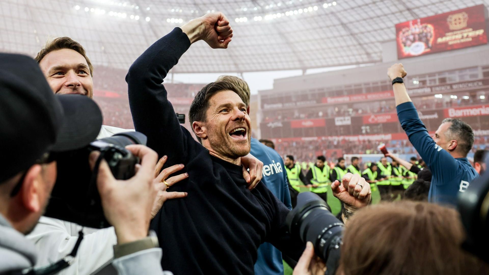Xabi Alonso celebra la conquista de la Bundesliga con el Bayer Leverkusen