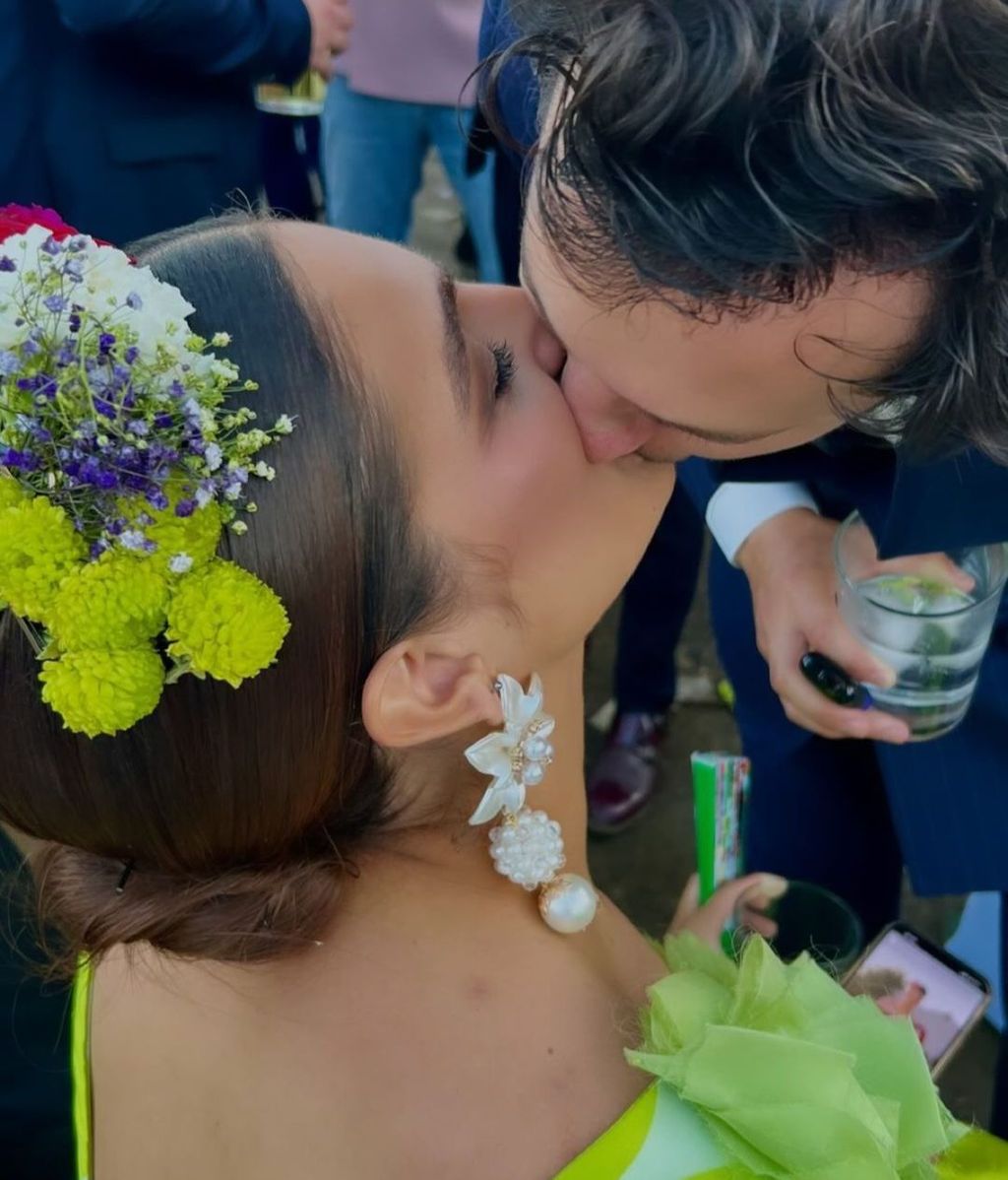 Alma Bollo se besa apasionadamente en los labios con su novio Miguel en la Feria de Sevilla