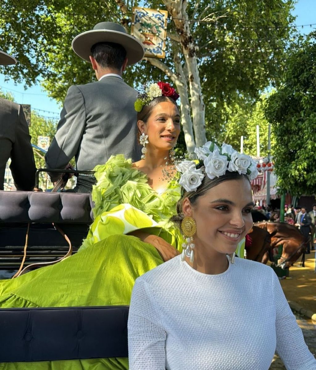 Alma Cortés Bollo, vestida de flamenca en la Feria de Abril, en un coche de caballos