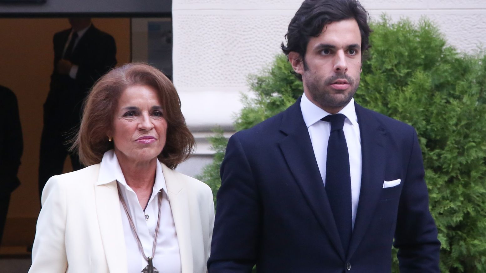 Alonso, junto a su madre, Ana Botella, en la presentación del libro de su padre