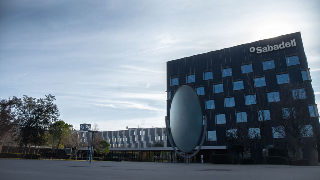 Edificio del Banco Sabadell, a 1 de febrero de 2024, en San Cugat del Vallés, Barcelona