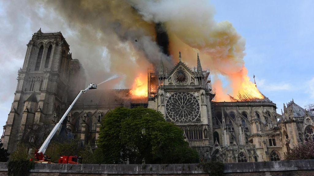 El fuego arrasó la histórica catedral de Notre Dame