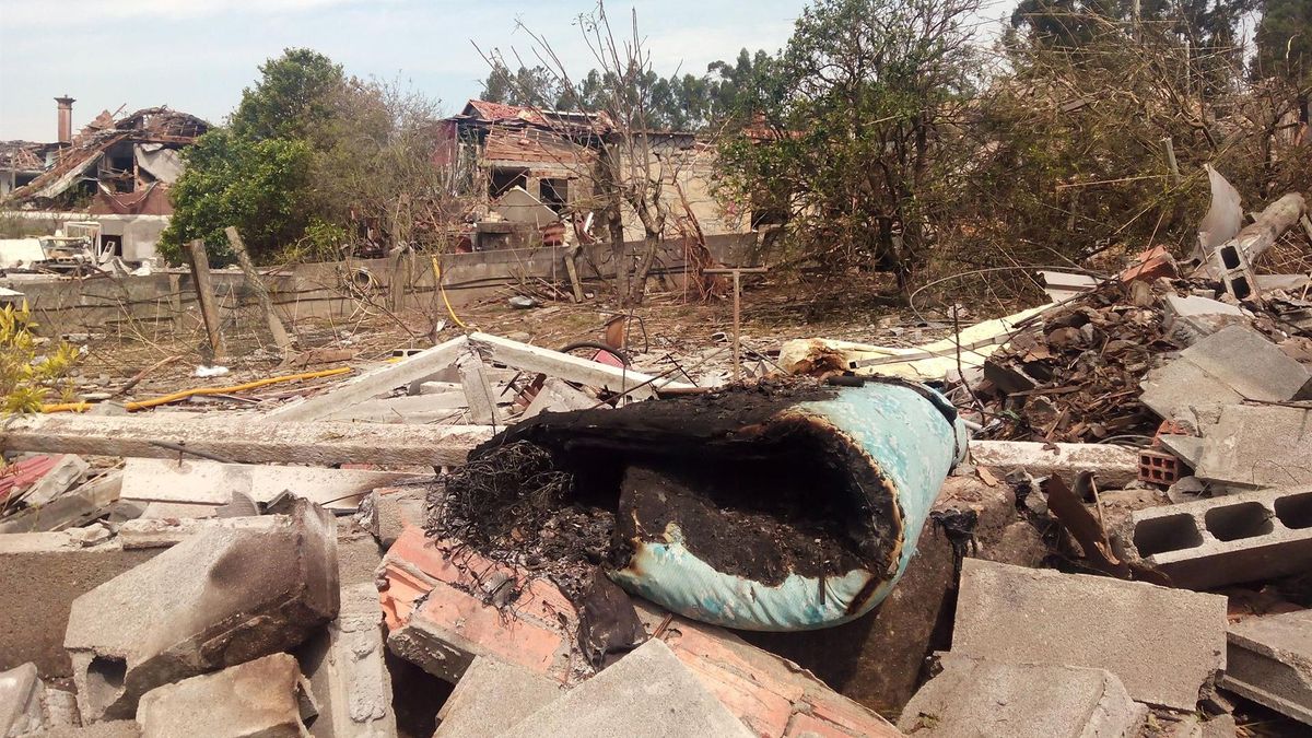 Escombros tras la explosión de un almacén pirotécnico ilegal en Paramos