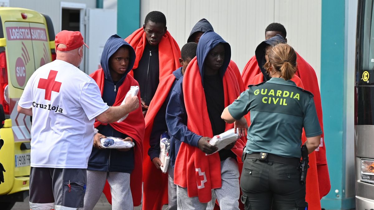 Imagen de archivo de efectivos de la Cruz Roja y la Guardia Civil atendiendo a un grupo de migrantes llegados a las costas canarias