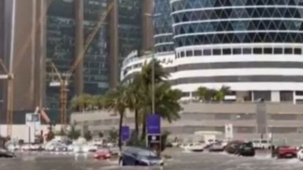 Insólitas lluvias torrenciales en Dubái: decenas de vuelos cancelados y carreteras y calles anegadas