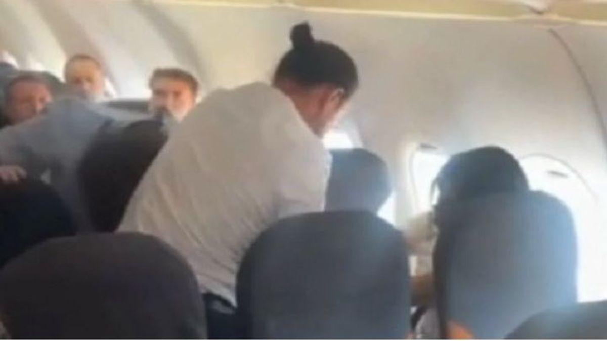 La pelea entre dos mujeres en un vuelo de Ryanair de Nápoles a Ibiza fue grabada por otros pasajeros