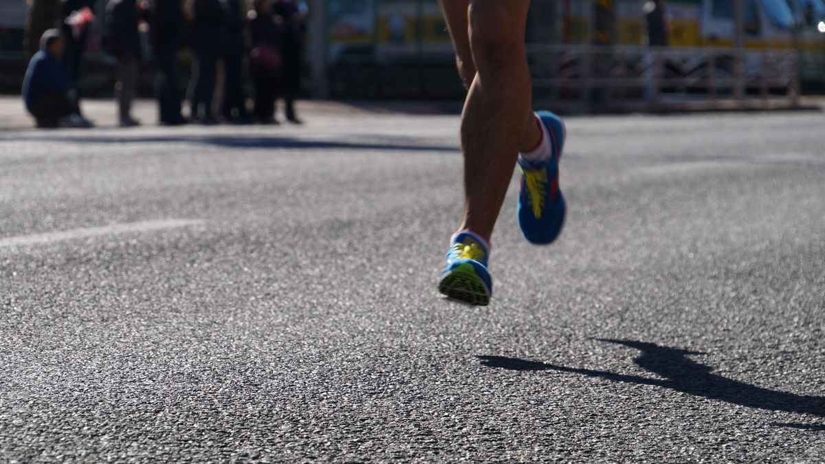 La victoria del atleta chino He Jie en la media maratón de Pekín: investigan si tres africanos le dejaron ganar