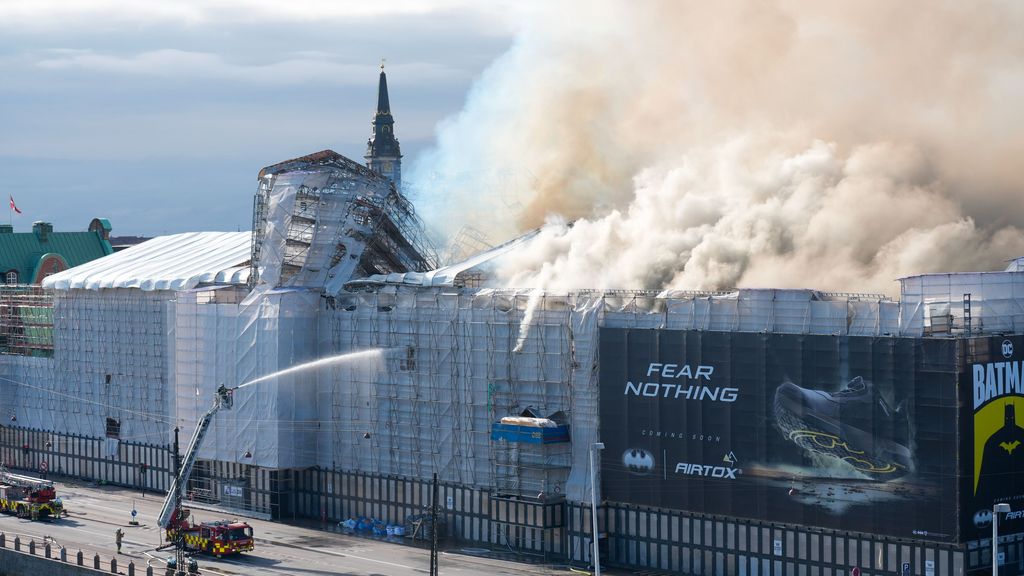 Los Bomberos trabajan para extinguir el fuego declarado en el antiguo edificio de la Bolsa de Copenhague