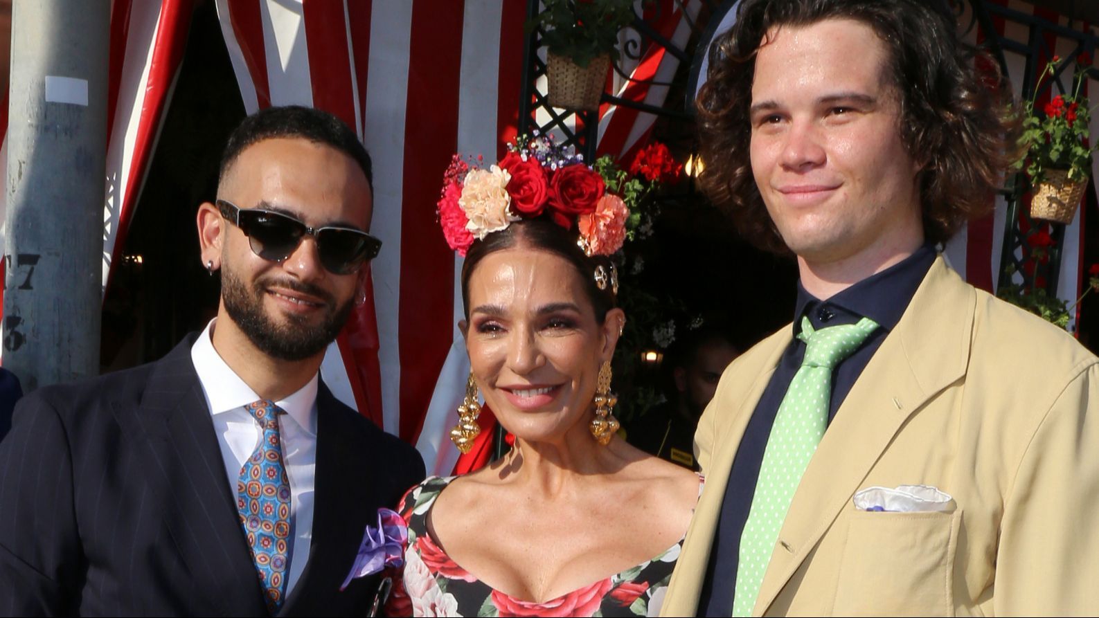 Manuel Cortés en la Feria de Abril junto a su madre, Raquel Bollo, y su amigo Bosco