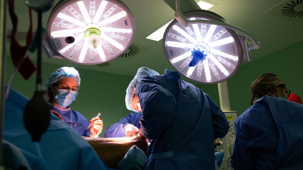 Sanitarios durante una operación quirúrgica en el Hospital Universitario de Torrejón, Madrid