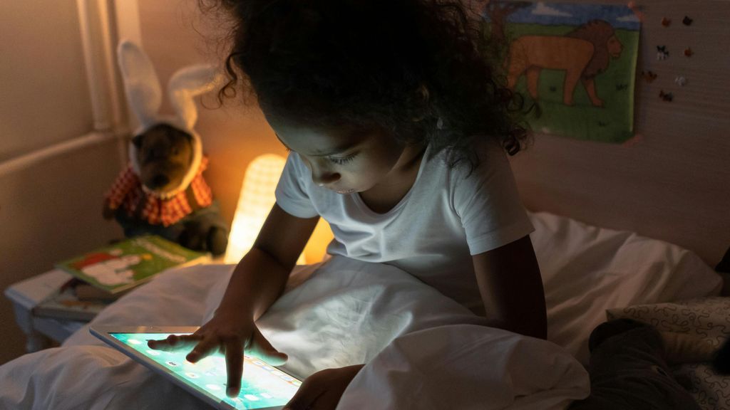 Un estudio asocia usar pantallas antes de dormir con mayor riesgo de obesidad infantil