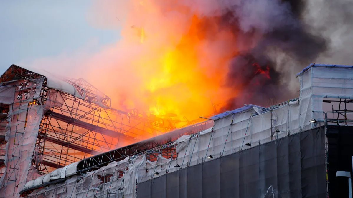 Un incendio ha devorado la antigua Bolsa de Copenhague, un edificio del siglo XVII