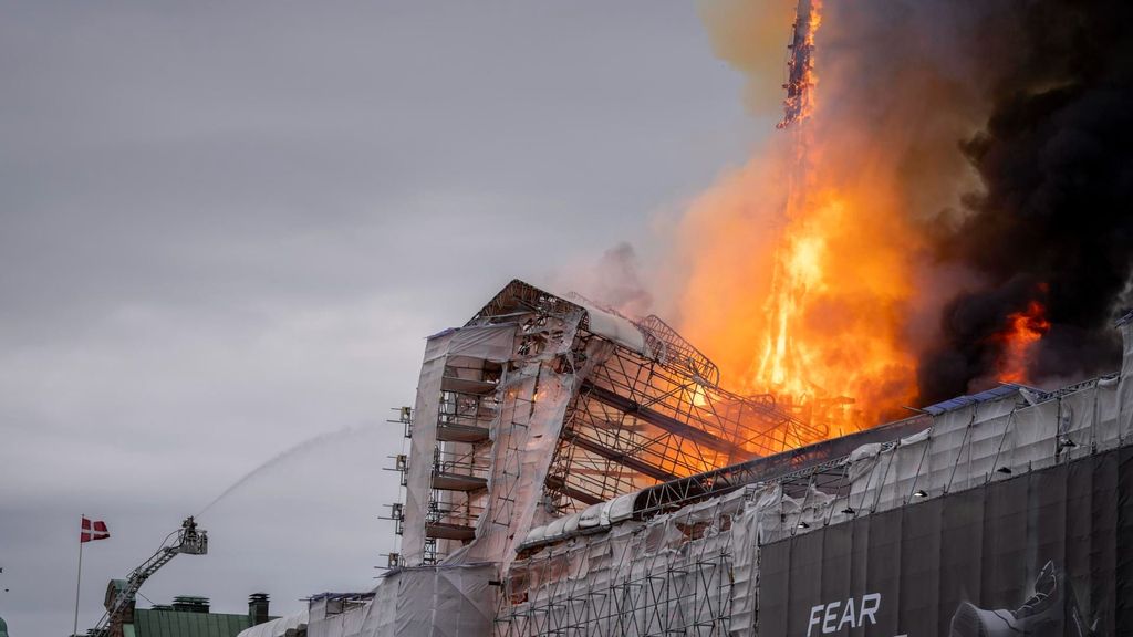Un incendio devora el edificio de la Bolsa en Copenhague: 400 años de historia pasto de las llamas