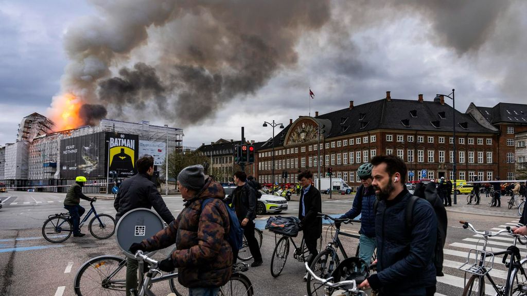 Un incendio devora la antigua Bolsa de Copenhague, un edificio del siglo XVII: se derrumba el chapitel
