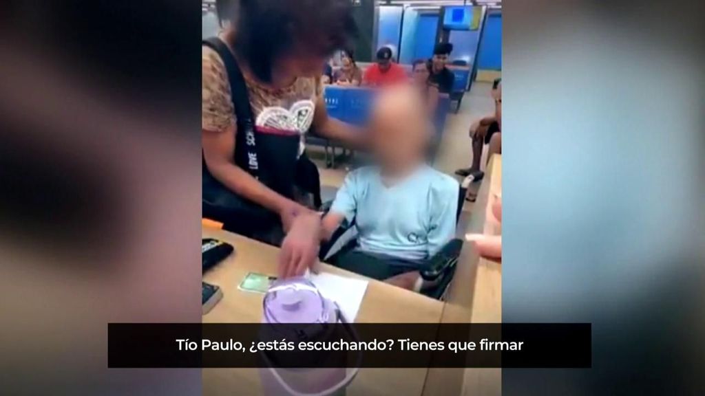 Una mujer acude al banco con su tío para cobrar un crédito de 3.000 euros y los empleados descubren que el hombre está muerto