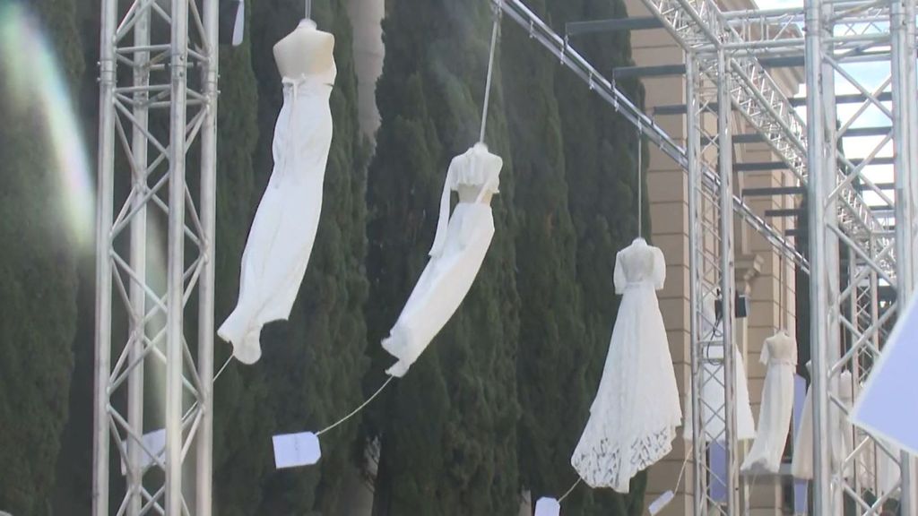 Barcelona se viste de blanco: los trajes de novia que casi flotan en el aire durante los desfiles