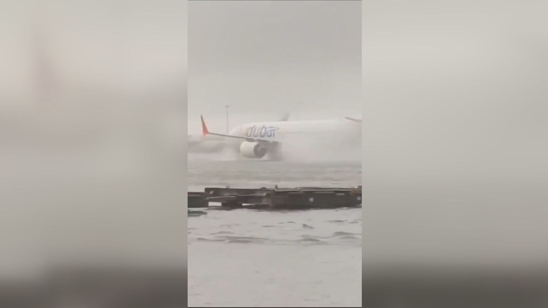 El aeropuerto de Dubái, convertido en una piscina para aviones por las lluvias torrenciales