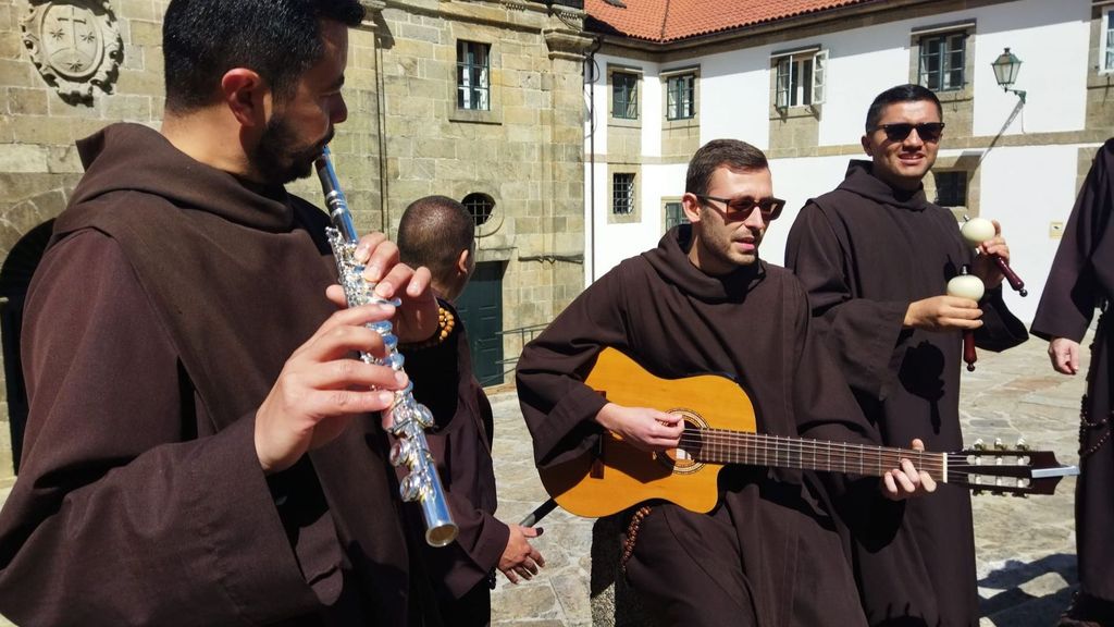 Los monjes carmelitas han tomado las calles de Santiago cantando y rezando